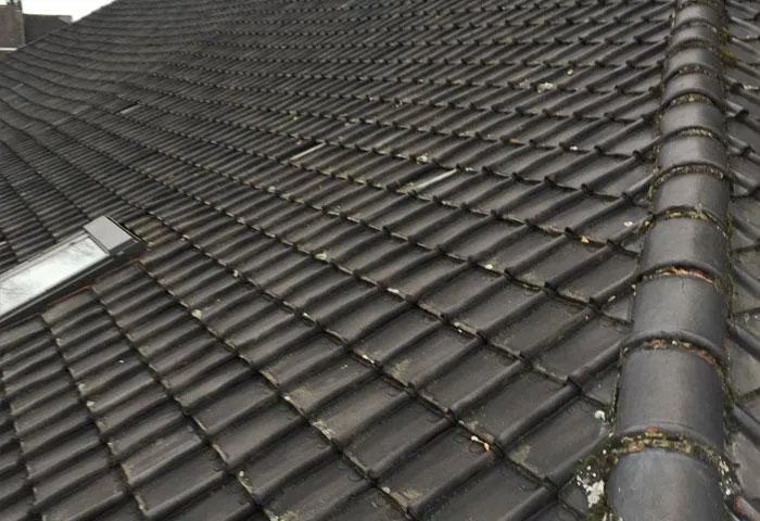 Couverture en tuiles avec fenêtre de toit par Toitures Capozza