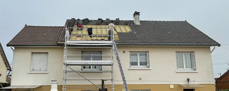 Remplacement d'une couverture de toiture sous échafaudage par CS Toiture Charleroi