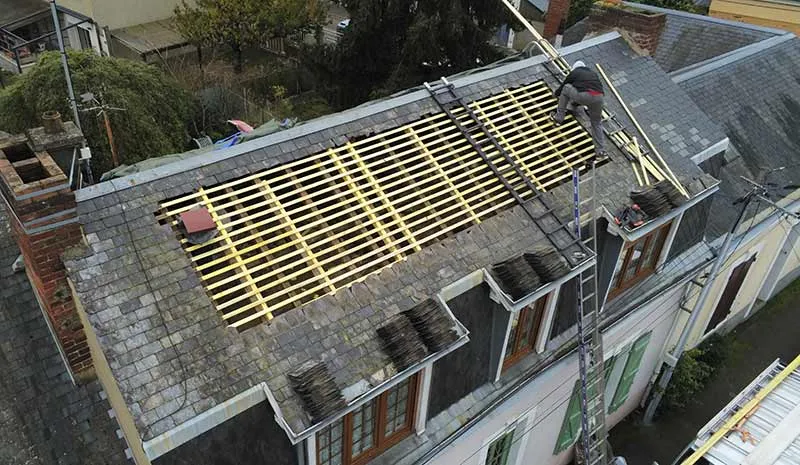 Vue aérienne d'une rénovation de toiture en ardoises réalisée par CS Toiture Charleroi