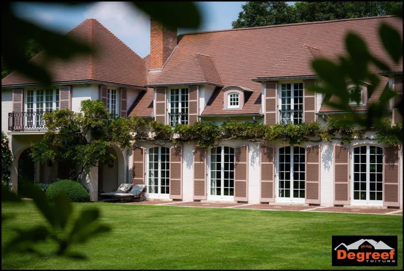 Grande toiture en tuiles à croupes et lucarnes d'une demeure de maître, par Toiture Degreef