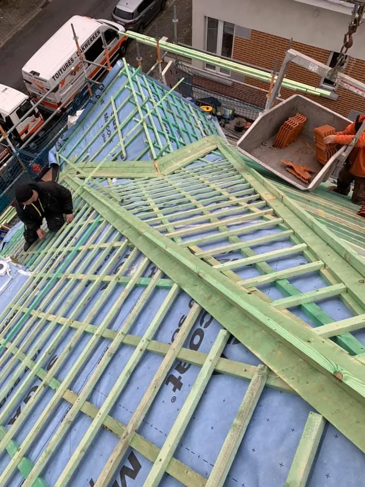 Charpente neuve et pose de tuiles hissées à la grue, par M Delleuse Marc Toitures