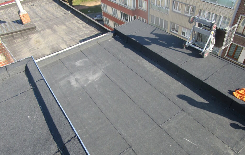 Toiture plate en roofing bitumineux avec relevés d'étanchéité en milieu urbain, par M Delleuse Marc Toitures