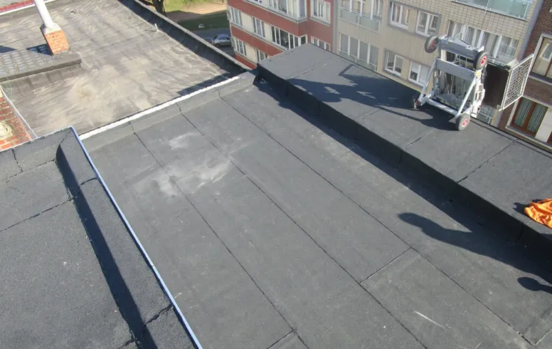 Toiture plate en roofing bitumineux avec relevés d'étanchéité en milieu urbain, par M Delleuse Marc Toitures
