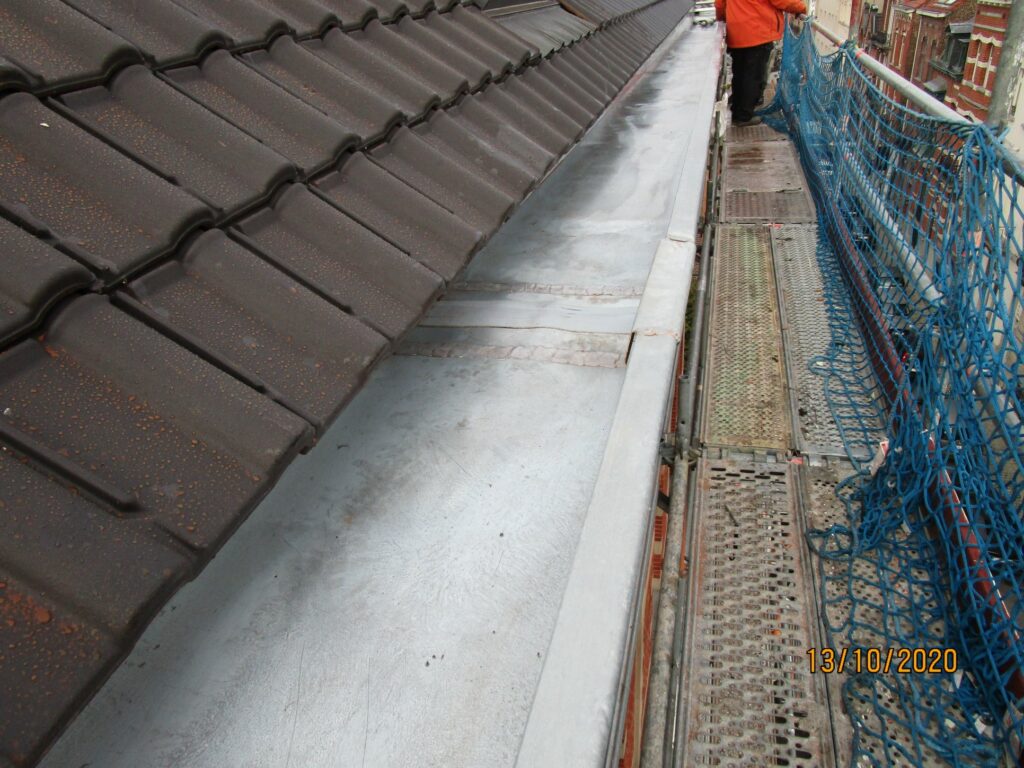 Réfection d'une noue en zinc sur une toiture en tuiles, chantier molenbeekois, par M Delleuse Marc Toitures