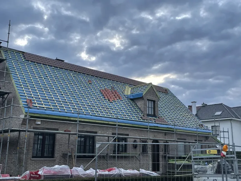 Réfection complète d'un grand versant en tuiles sous échafaudage, par Delta-X Toitures