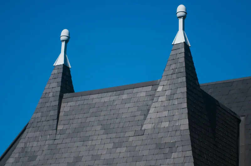 Clochetons et versants en ardoise naturelle sur un bâtiment ixellois, par Toiture DIM