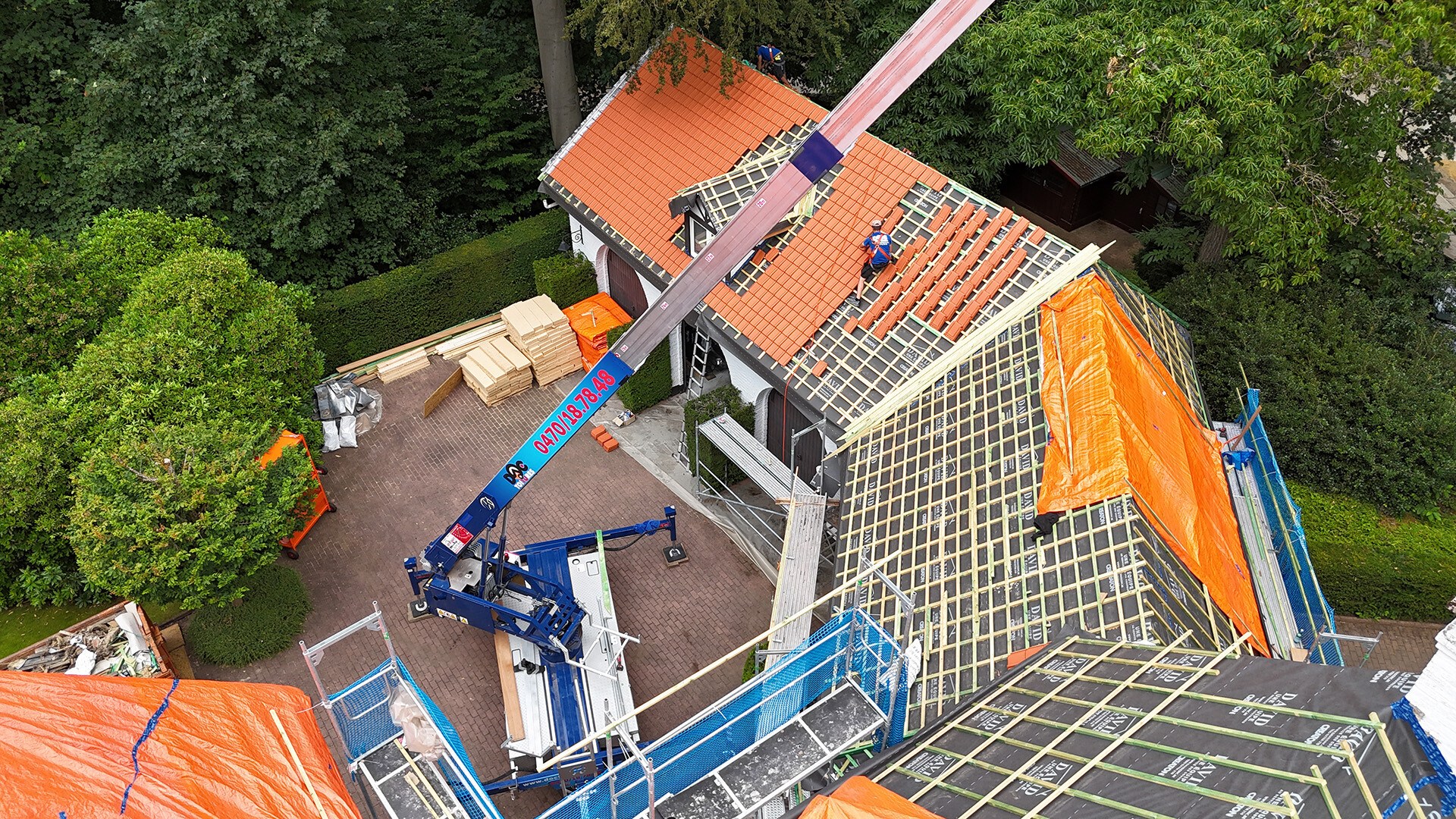 Rénovation complète d'une toiture en tuiles avec grue et écran de sous-toiture, vue aérienne, par Doc Toitures à Waterloo