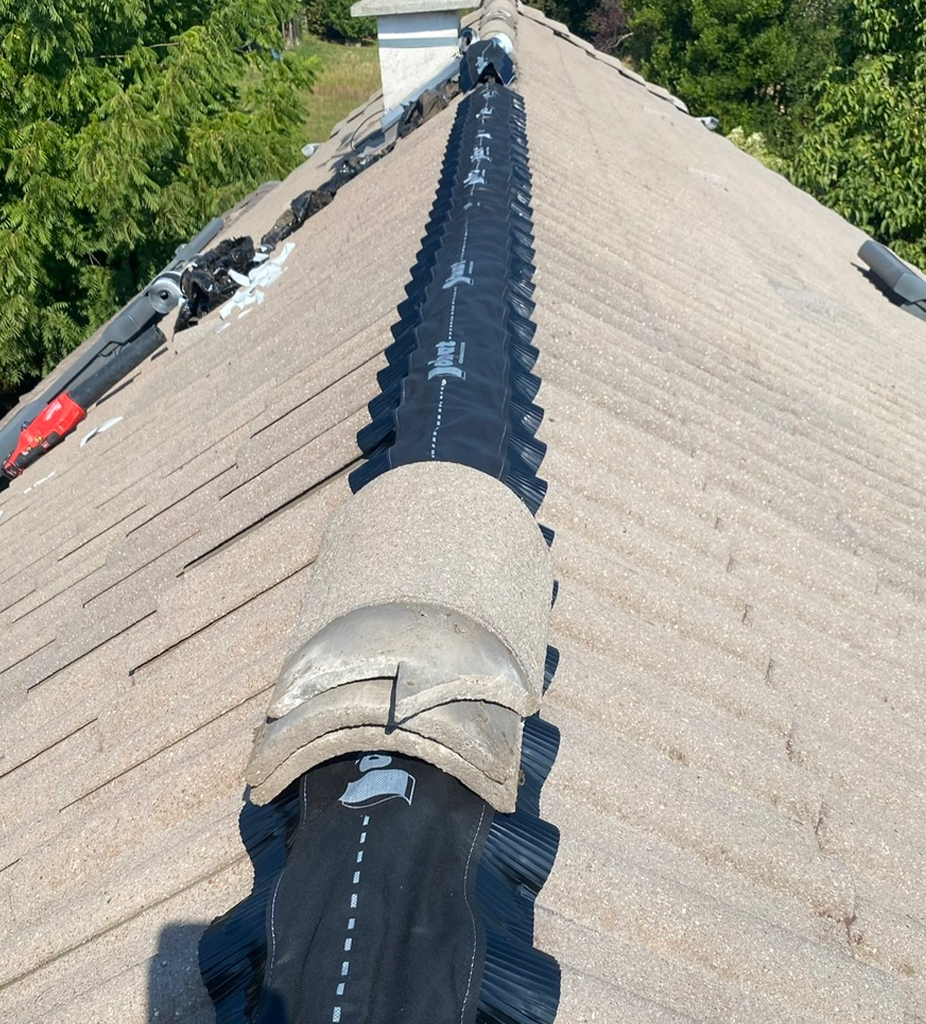 Faîtage d'une toiture en tuiles avec closoir ventilé, vue aérienne, par Dubois Habitat
