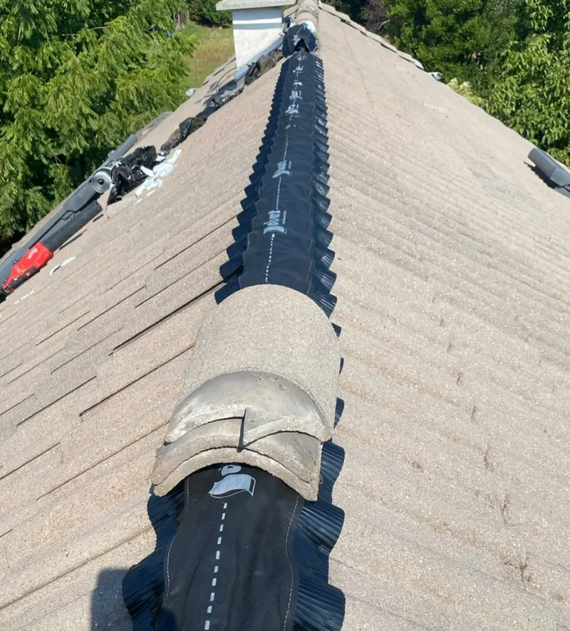 Faîtage d'une toiture en tuiles avec closoir ventilé, vue aérienne, par Dubois Habitat