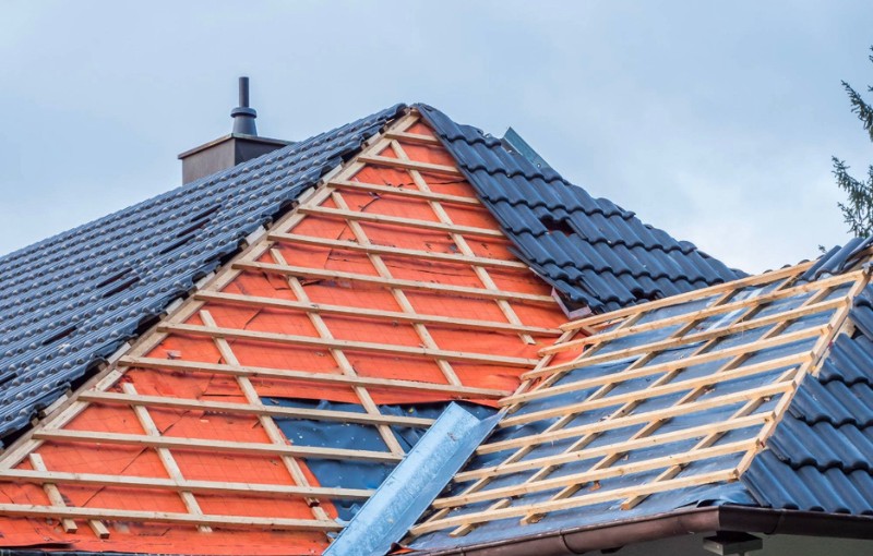 Réfection d'une couverture avec sous-toiture, liteaux et tuiles, par EC Habitat