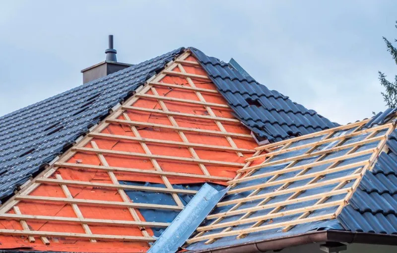 Réfection d'une couverture avec sous-toiture, liteaux et tuiles, par EC Habitat
