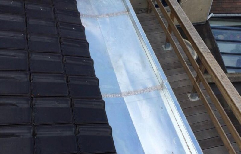 Réfection d'une noue en zinc sur une toiture en tuiles, par EC Habitat