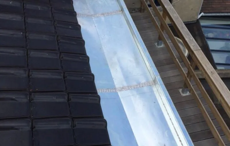 Réfection d'une noue en zinc sur une toiture en tuiles, par EC Habitat