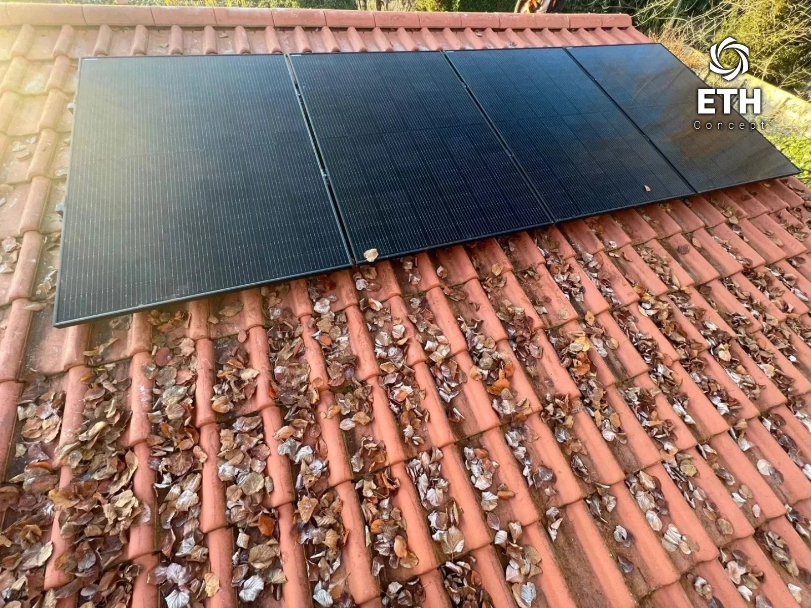 Panneaux solaires posés sur un versant de toiture en tuiles terre cuite, par ETH Concept à Grez-Doiceau