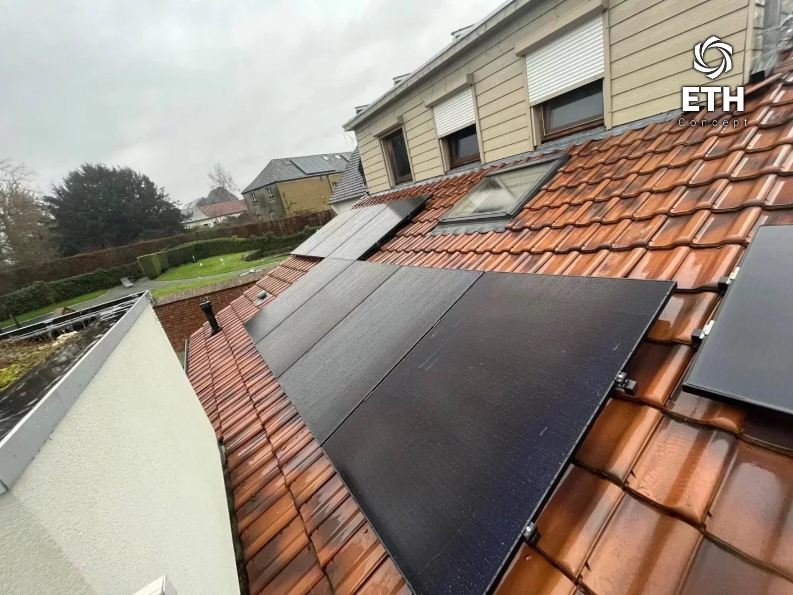 Pose de panneaux solaires sur une toiture en tuiles avec fenêtre de toit, par ETH Concept