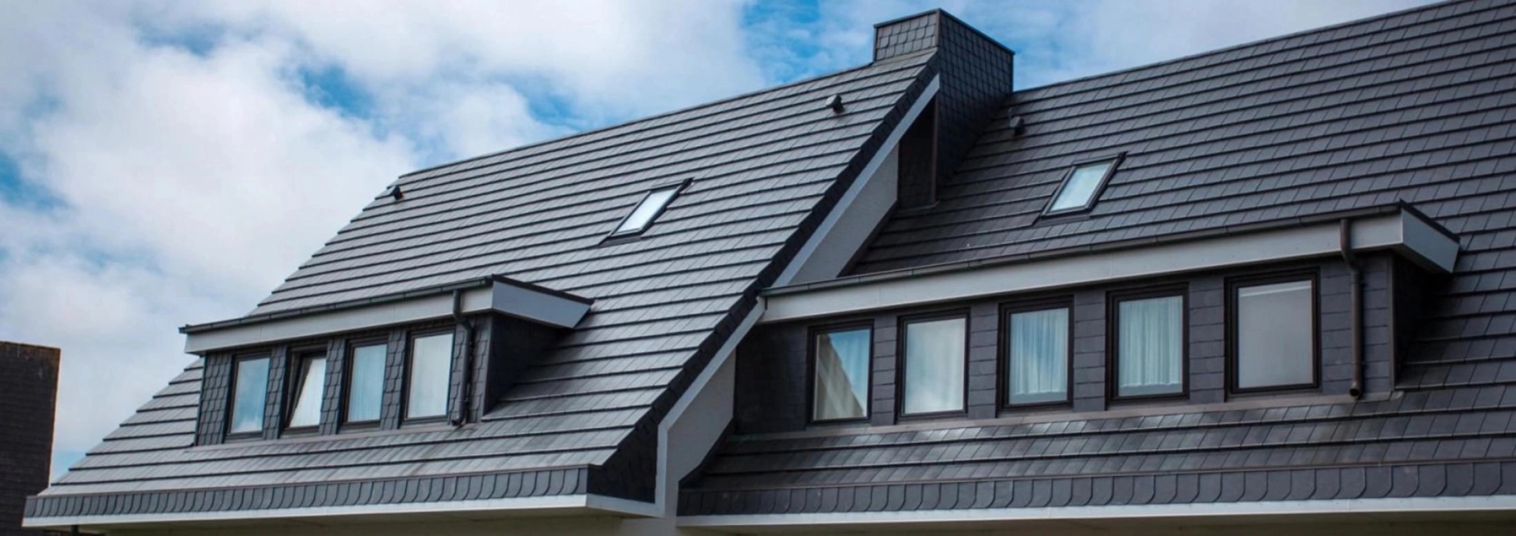 Toiture en tuiles anthracite avec lucarnes et fenêtres de toit, par Ets Dubois