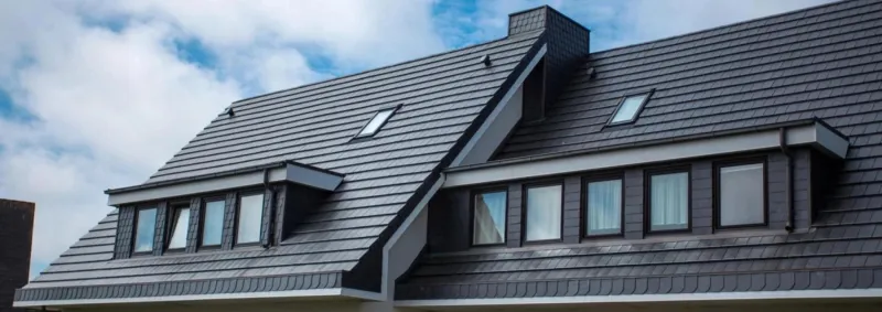 Toiture en tuiles anthracite avec lucarnes et fenêtres de toit, par Ets Dubois