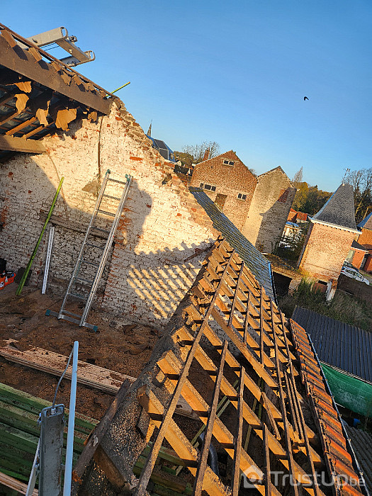 Rénovation de charpente sur un bâtiment ancien en vue aérienne par Toiture Frennet