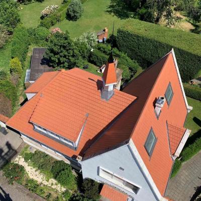Toiture en tuiles terre cuite d'une villa vue par drone, par I.D. Construction