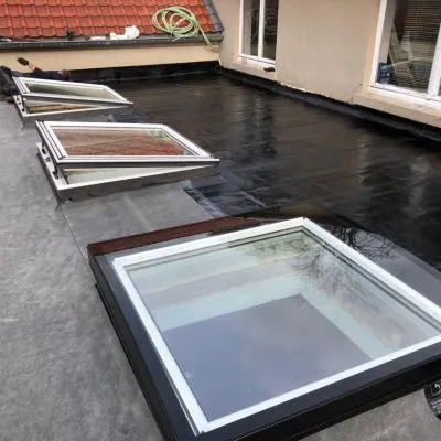 Toiture plate en étanchéité avec plusieurs fenêtres de toit, par I.D. Construction