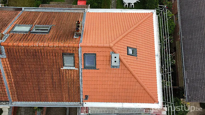 Vue aérienne d'une toiture en tuiles à croupe avec fenêtres de toit, par Isole'toi