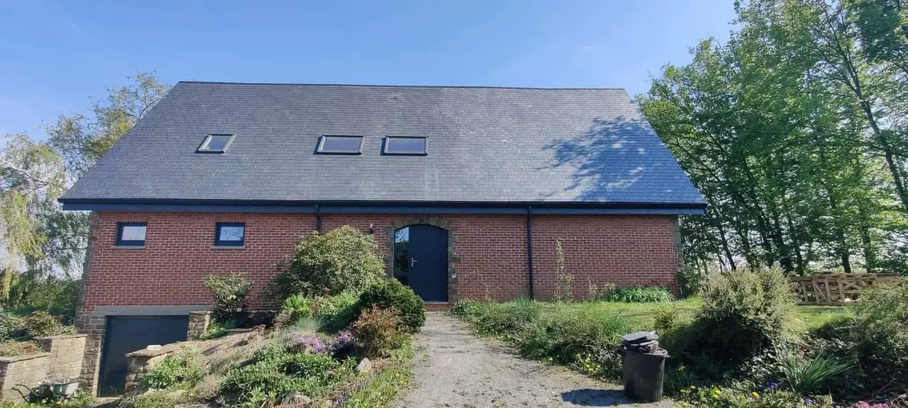 Toiture en ardoises avec fenêtres de toit réalisée par Jer'home Toiture