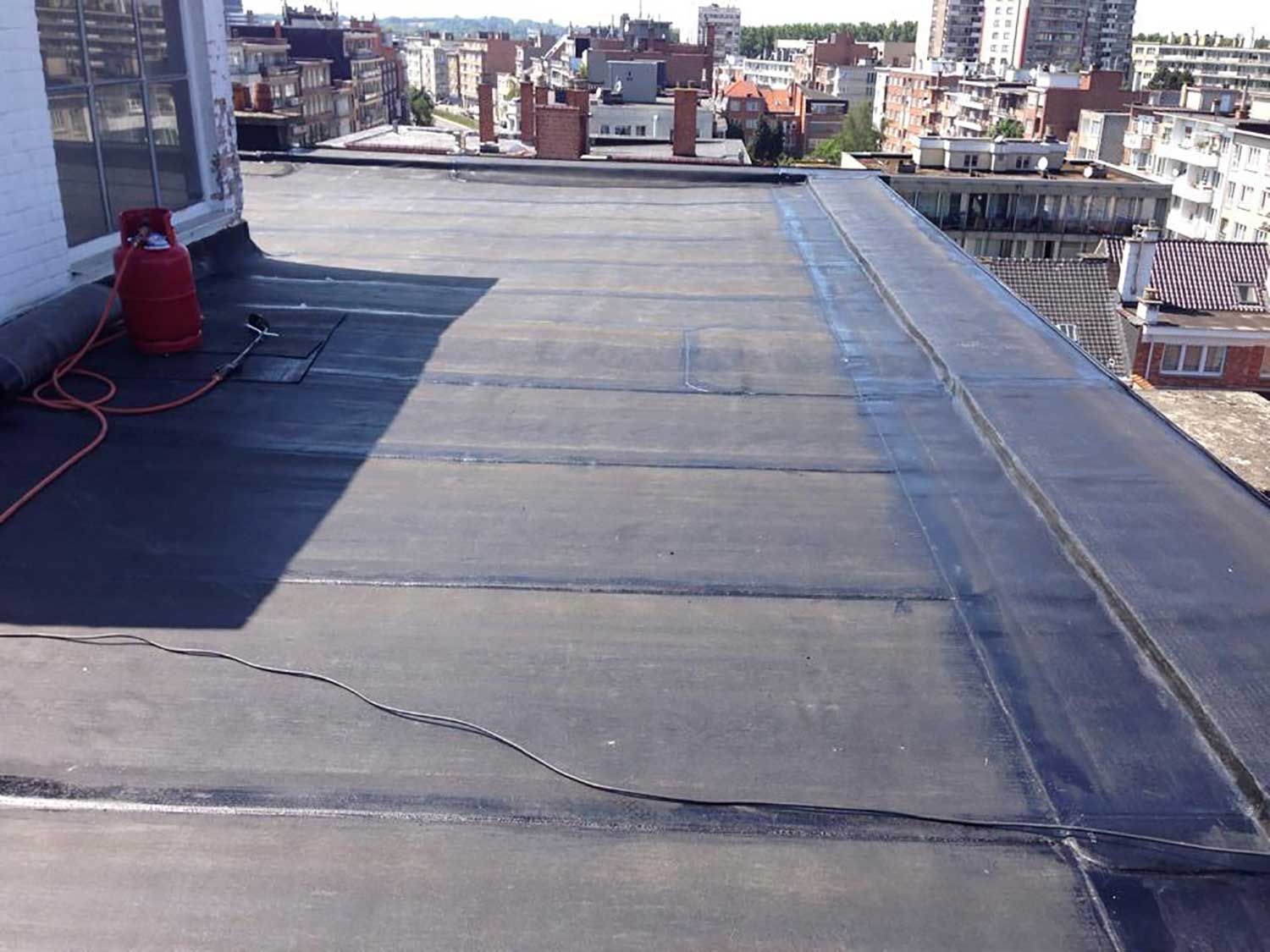 Étanchéité d'un grand toit plat avec vue sur Bruxelles, par Toitures de Jette