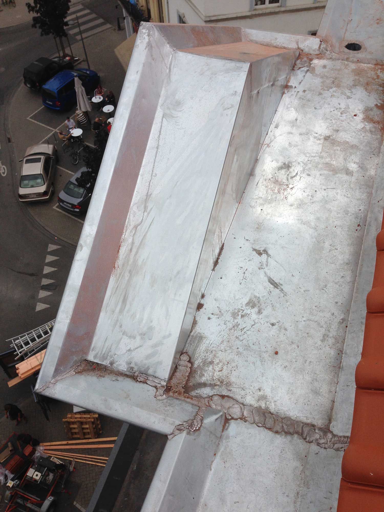 Grand chéneau en zinc soudé en bord de toiture, par Toitures de Jette