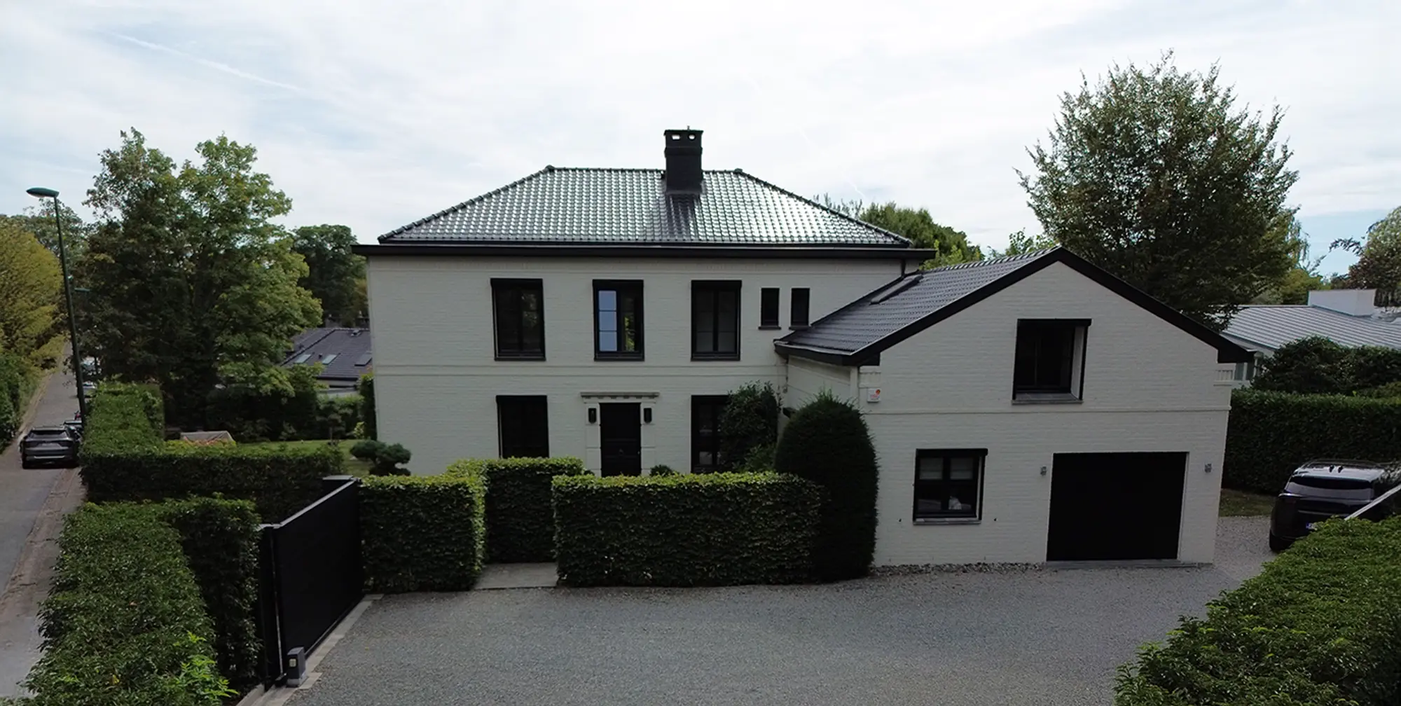 Maison avec toiture en tuiles foncées entièrement rénovée, par Johann Toiture