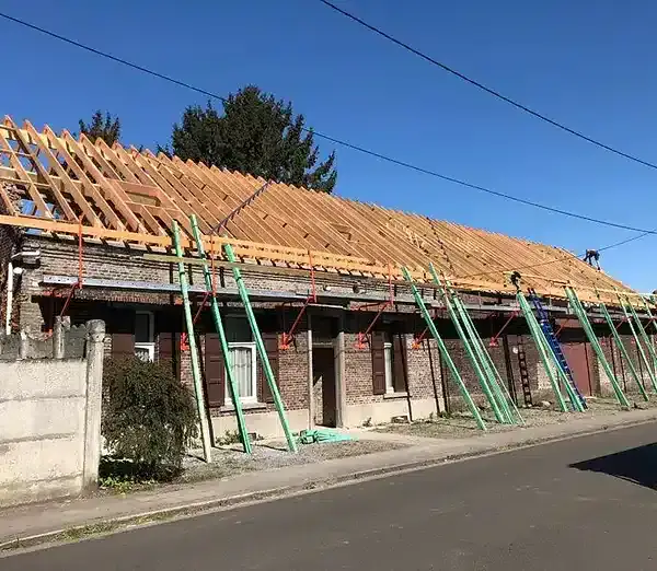 Charpente en cours de rénovation — réalisation toiture par Julien Toitures