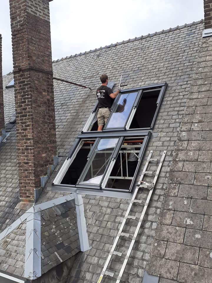 Pose de fenêtres de toit sur une toiture en ardoises par Ets Libert Toitures