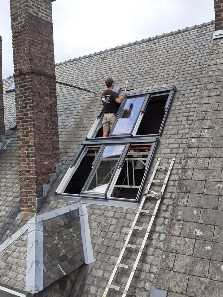 Pose de fenêtres de toit sur une toiture en ardoises par Ets Libert Toitures