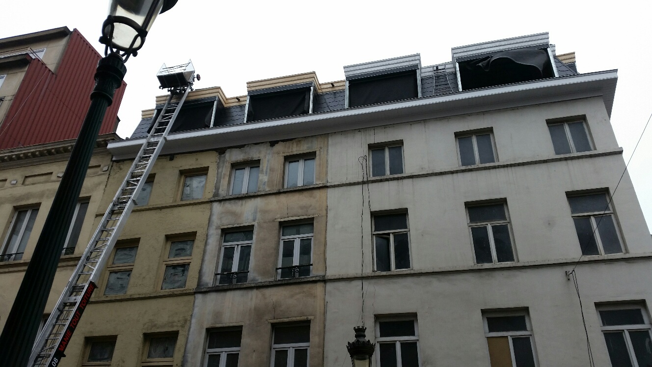 Avant après de la rénovation d'une toiture et d'une façade, par Manie Tout Toitures