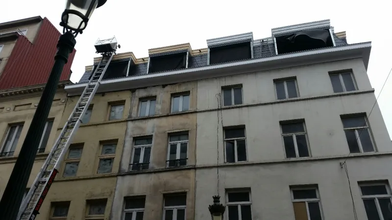 Avant après de la rénovation d'une toiture et d'une façade, par Manie Tout Toitures