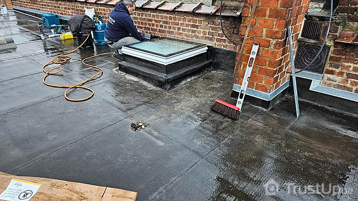 Travaux d'étanchéité sur une toiture plate avec coupole et solin de cheminée, par Maux de Toiture
