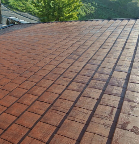 Toiture neuve en tuiles plates fraîchement posées par Meunier Frères