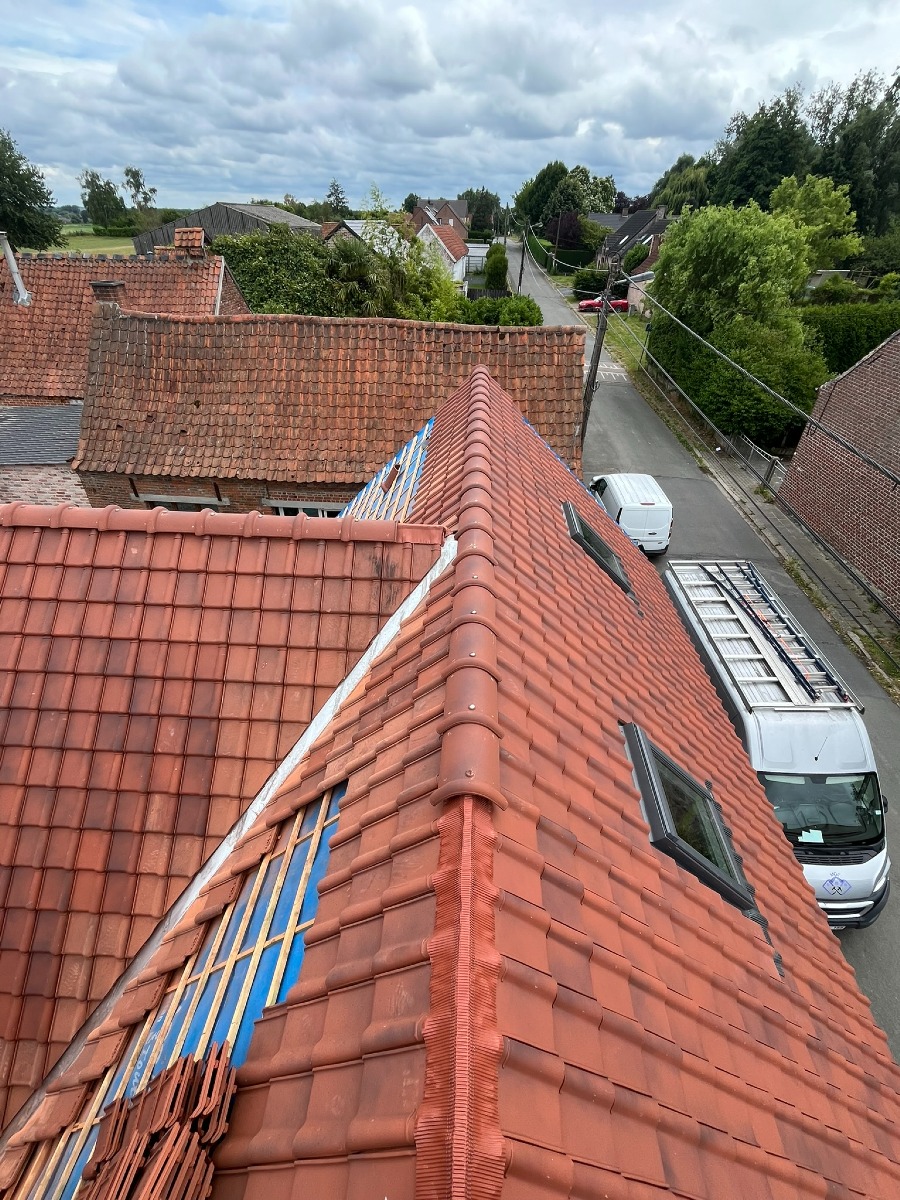 Toiture neuve en tuiles terre cuite avec faîtière et lattage réalisée par MGT
