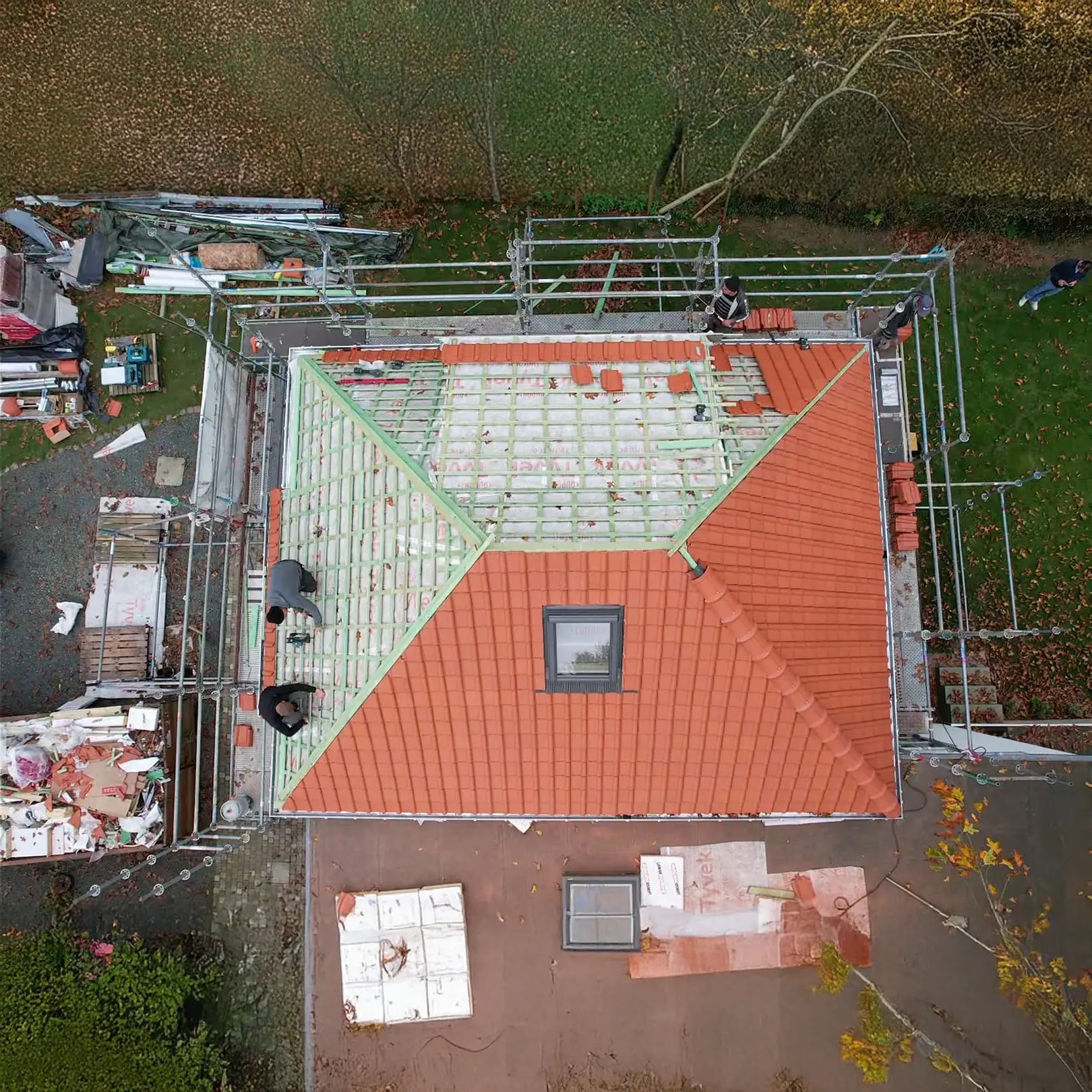 Rénovation d'une toiture en tuiles à croupe avec échafaudage et écran de sous-toiture, vue aérienne, par PF Toiture