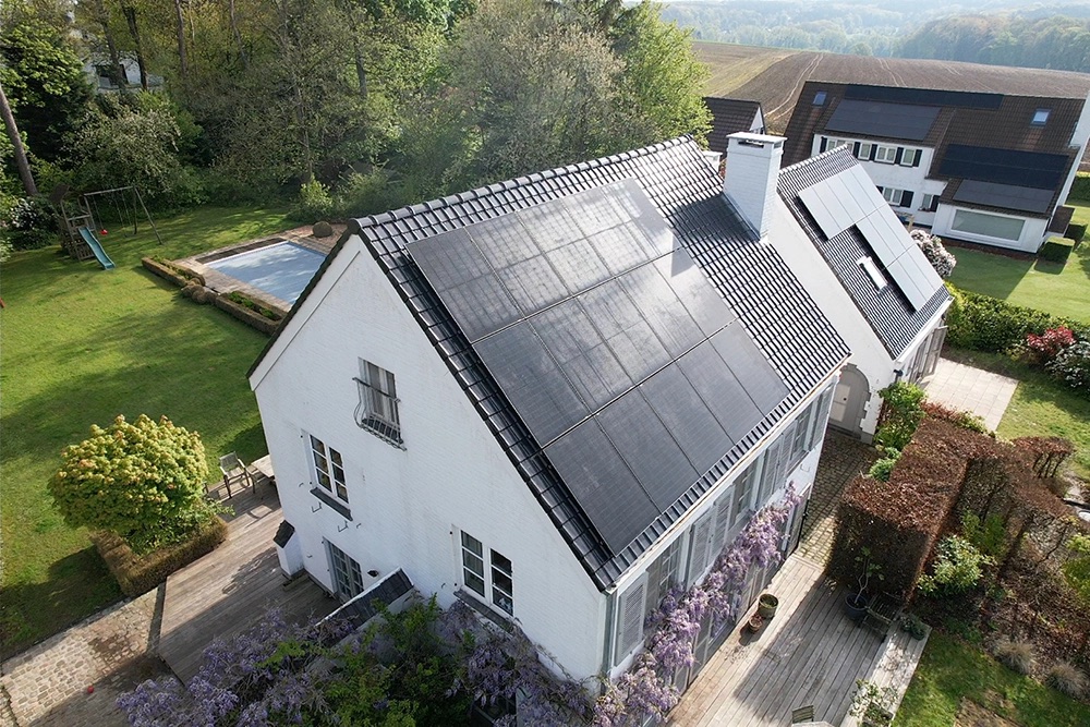 Toiture en tuiles rénovée avec panneaux solaires intégrés sur une villa, vue aérienne, par PF Toiture