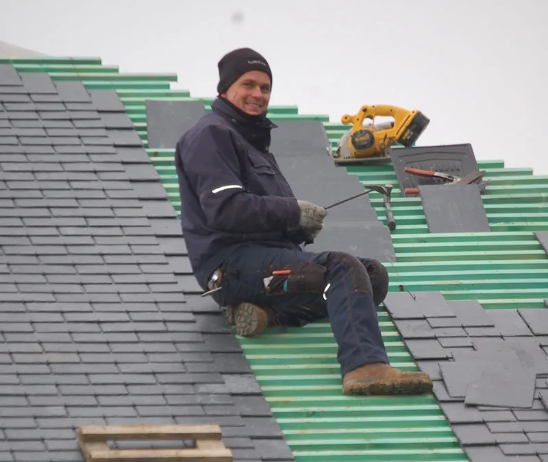 Pose d'ardoises sur liteaux et écran de sous-toiture par Rebatitoit