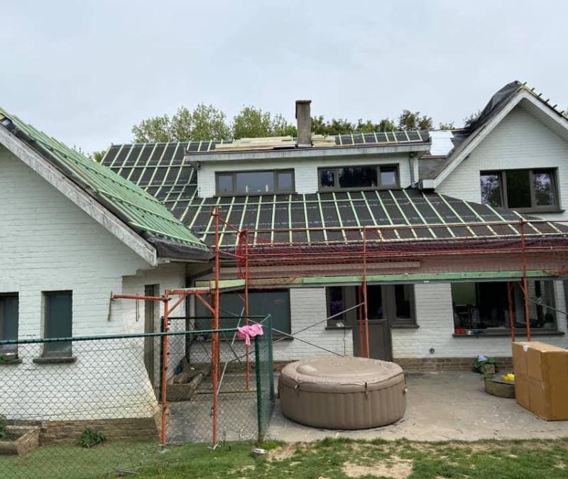 Rénovation d'une toiture avec liteaux et écran de sous-toiture sous échafaudage, par Remy à Neuf à Nivelles