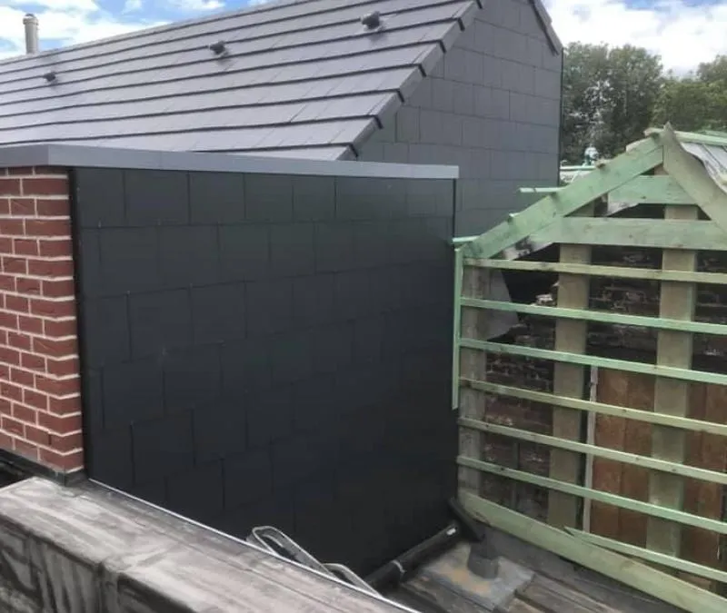 Bardage en ardoises anthracite et toiture en tuiles d'une extension, par Remy à Neuf à Nivelles