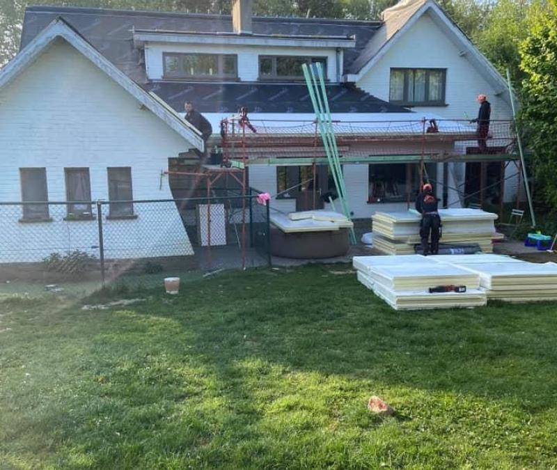 Rénovation de toiture avec panneaux d'isolation et couvreurs sur échafaudage, par Remy à Neuf à Nivelles