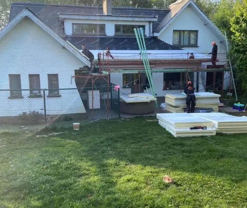 Rénovation de toiture avec panneaux d'isolation et couvreurs sur échafaudage, par Remy à Neuf à Nivelles