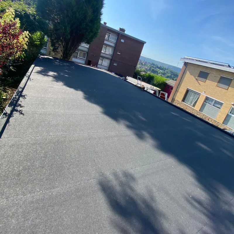 Toiture plate neuve recouverte d'une étanchéité roofing par RG Toiture