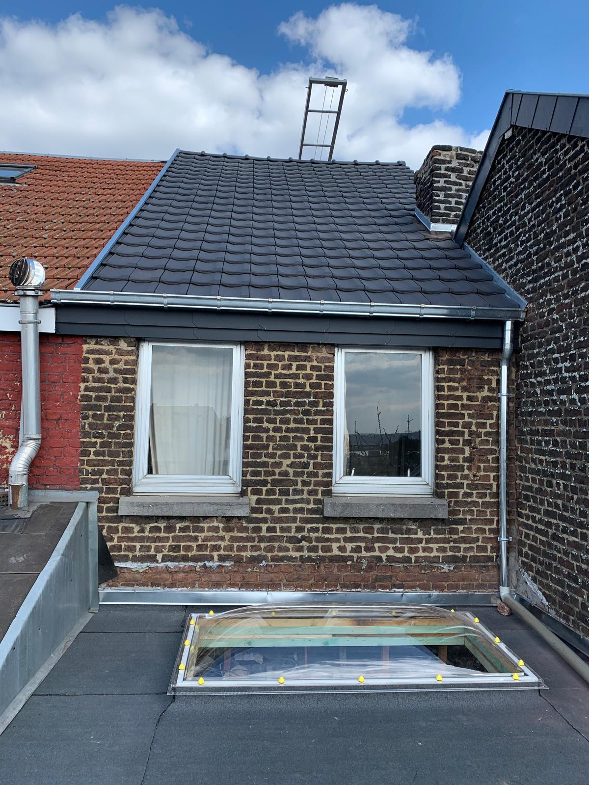 Toiture en tuiles noires avec corniche en zinc neuve réalisée par RG Toiture