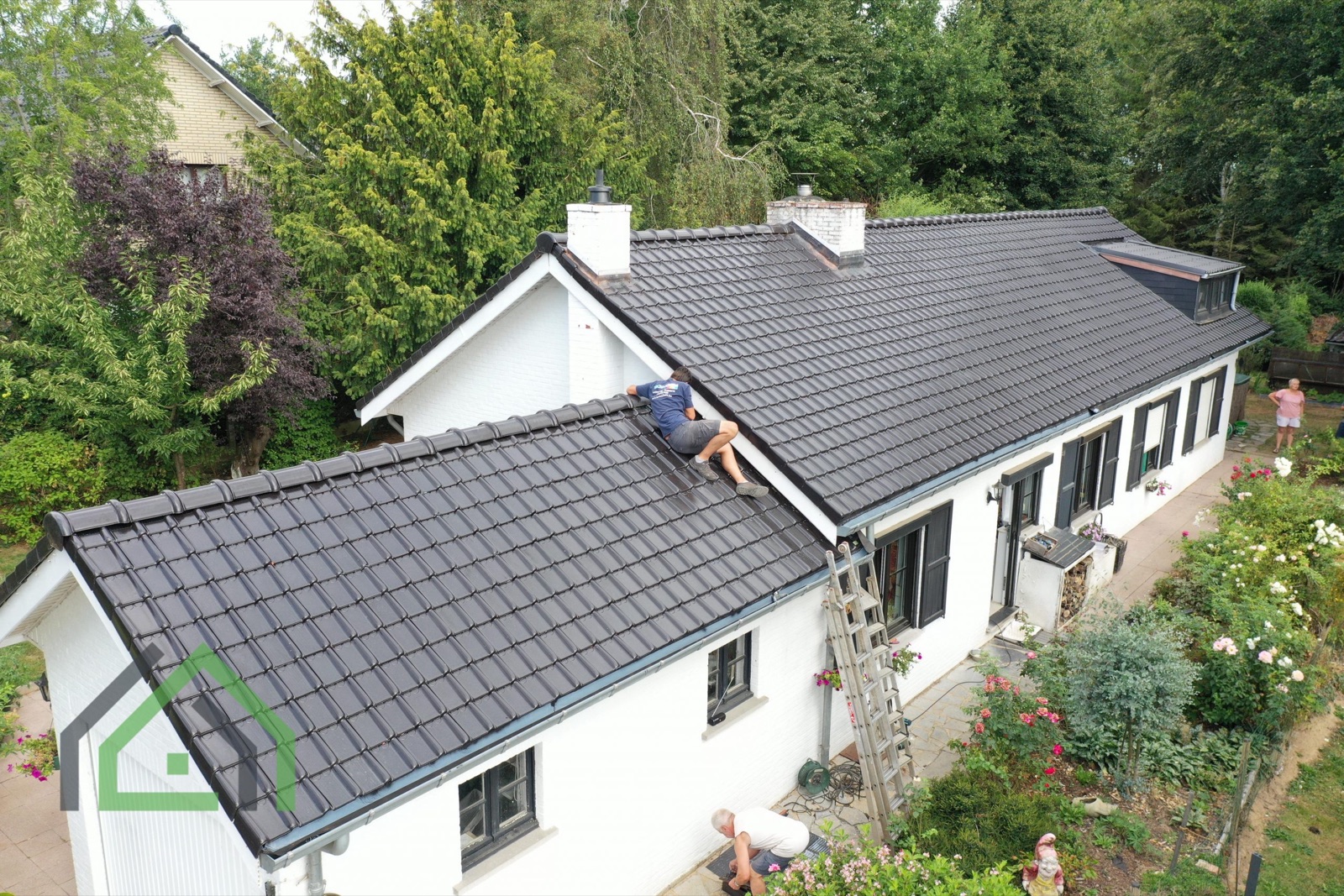 Toiture en tuiles rénovée avec couvreur sur le faîte, vue aérienne, par Roof Concept à Namur