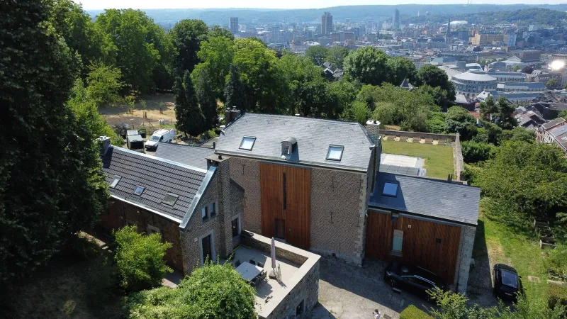Réfection de toiture en ardoises surplombant Liège, réalisée par Sodry
