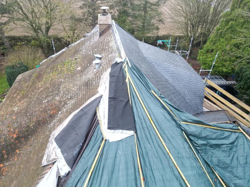 Chantier de rénovation de toiture en vue aérienne par Les Toitures de Saint-Ghislain