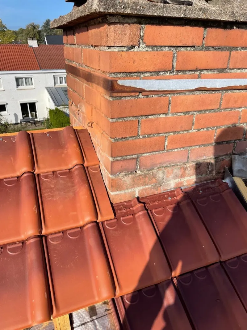 Réfection d'une souche de cheminée et couverture en tuiles par Les Toitures de Saint-Ghislain